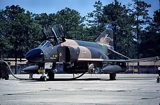 Um F-4 Phantom II da Força Aérea dos EUA com uma marca de abate em forma de estrela, designando uma vitória durante a Guerra do Vietnã, 1980
