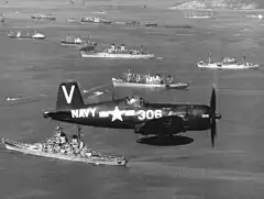 Um F4 Corsair sobrevoando a frota de invasão Aliada.