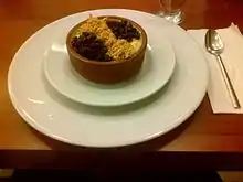 Arroz-doce ao estilo turco (fırın sütlaç), com avelãs e passas de Corinto (Kuş üzümü) hidratadas.