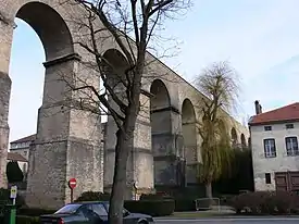 Ruínas de aqueduto romano acima das casas de Jouy-aux-Arches