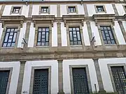 Fachada norte com pilastras clássicas