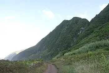 Falésias entre a Fajã da Caldeira de Santo Cristo e a Fajã do Belo, já próximo a esta última.