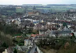 Vista geral do penhasco de Calvados, na Normandia, com a cidade ao fundo