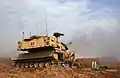 Um tanque M-109A6 da Bateria Alpha do 3º Batalhão, dispara contra insurgentes em Faluja, Iraque.
