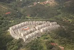 Vista aérea de conjunto habitacional, no bairro