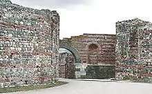 Felix Romuliana, situada próxima à vila de Gamzigrad, é um conjunto arquitetônico sérvio de relevância histórica romana. Reconhecida como Patrimônio Mundial pela UNESCO, destaca-se por seu valor cultural e arquitetônico