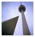 A Fernsehturm vista desde o solo.