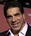 O ator Lou Ferrigno interpreta ele mesmo.