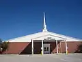 A Primeira Igreja Batista de Jourdanton está localizada na Texas State Highway 16 desde a Escola Secundária de Jourdanton.