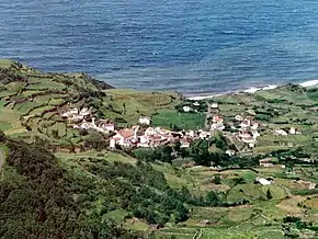 A Fajãzinha vista do ramal da estrada de acesso