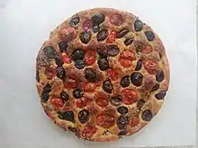 focaccia tipica de Bari, Puglia, temperada com azeitonas preta e tomate