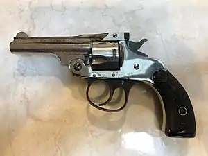 Um revólver da Forehand Arms do tipo top-break no calibre .32 S&W