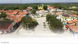 Foto da praça Presidente Kennedy em Monção. Vista frontal da Paróquia São Francisco Xavier. Ao lado direito o prédio da prefeitura Municipal.