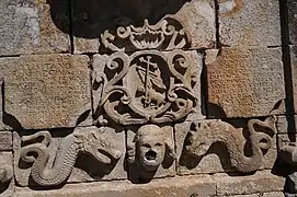 Bica carranca, ladeada pelas duas serpentes