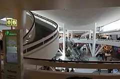 Centro comercial na praça Frölunda Torg