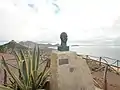 Estátua de Francisco José Peile da Costa Maya com o Pico Castelo e a Vila Baleira ao fundo