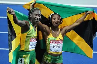 Shelly-Ann Fraser e Kerron Stewart comemoram ouro e prata nos 100 m rasos.