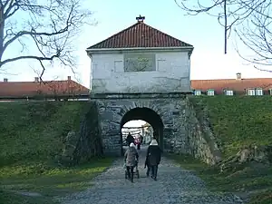 Fredrikstad, Pórtico da fortaleza com o posto de vigilância. O pórtico e a fortaleza foram erguidos entre 1664 e 1695. Monograma de Christian V da Dinamarca.