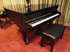 Um piano de cauda Fritz Dobbert (modelo dos anos 1980)