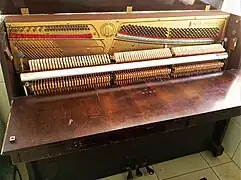 Parte interna do piano vertical