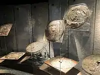 Alguns dos escudos de bronze de Fröslunda