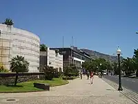 Assembleia Legislativa da Madeira à esquerda e Comando Territorial da Madeira da GNR ao centro