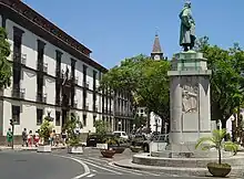 Estátua de João Gonçalves Zarco e Edifício do Governo Regional.