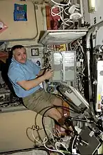 Yurchikhin faz trabalho de manutenção em equipamento de telemetria no módulo Zvezda.