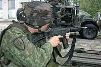 Um soldado lituano com seu fuzil G36.