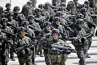 Militares peruanos desfilando com o F2000.