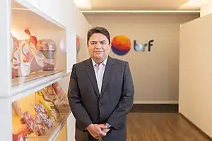 Lorival Luz de terno olhando para a câmera no escritório da BRF