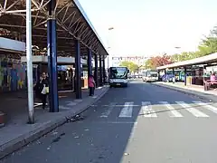 O terminal de ônibus situado acima da estação.