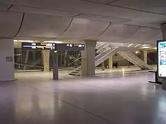 Nível superior da estação, acima das plataformas.