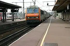 Uma locomotiva BB 26000 transportando um trem de carga.