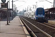 Intérieur de la gare, voies et quais.