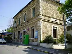 A estação SNCF (linha C) vista de fora.