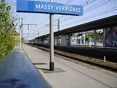 Vista da extremidade sudoeste da plataforma SNCF em direção a Choisy-le-Roi: trilhos SNCF à esquerda, trilhos RATP à direita.