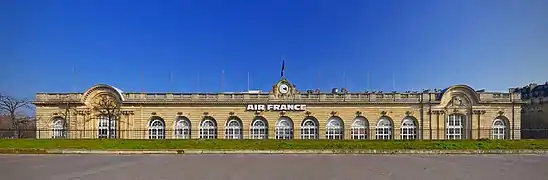Edifício da estação Invalides servindo de terminal da Air France, em março de 2013.
