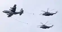 Um C-130 reabastecendo dois MH-53.