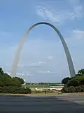 Gateway Arch: Arco em forma de catenária invertida achatada (St. Louis, Estados Unidos).
