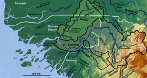 Mapa do Senegal, Guiné e Guiné-Bissau com a bacia hidrográfica do rio Corubal (Tomine) (rosa)