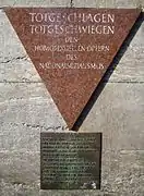 Um memorial em homenagem aos homens homossexuais mortos pelo Nazismo, em uma estação de metrô em Berlin.