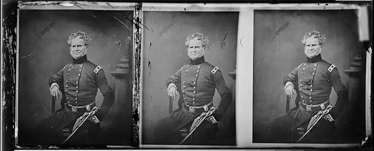 General William J. Worth ; uma foto relacionada também de Brady pode ser encontrada no site da George Eastman House Collection.