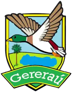Brasão de Gereraú; em destaque o marreco, simbolo do Bairro e ao fundo, a Lagoa do Gereraú e a carnaúba, árvore ícone do Ceará e do Nordeste. Em Tupi, Gereraú significa "Lagoa dos Marrecos", por isso são representados no brasão.