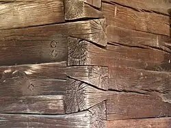 Ensambladura em cauda de andorinhanuma igreja romena.