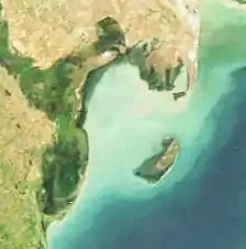 Kyzylagach Bay com Ilha Kura no sudeste.