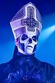 Papa Emeritus III se apresentando em 2016
