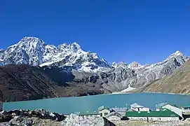 Vista do lago do vilarejo de Gokyo