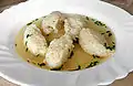 Grießklößchen são pequenos Klösse preparados com farinha semolina, leite, ovos, e manteiga; aqui servidos em caldo de galinha.