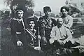 Um grupo de membros do Hashomer. Da direita para a esquerda: Meir Spector, Yehezkel Hankin, Shaul Karbel, Zeev Levinson e Eisenstein.